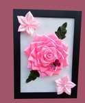 Tablou realizat cu flori din satin
