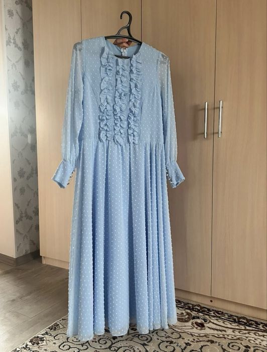 Длинное женское платье голубого цвета