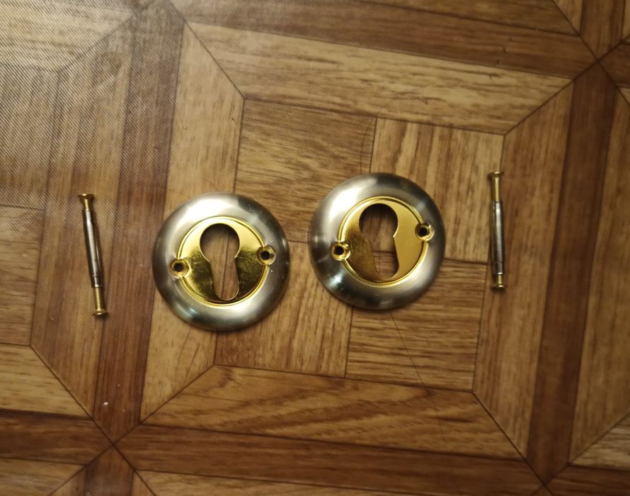 СРОЧНО ПРОДАМ НОВАЯ Накладка на цилиндр (замок) .