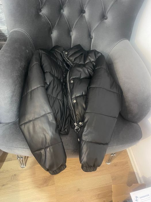 vând geacă neagră mărimea s