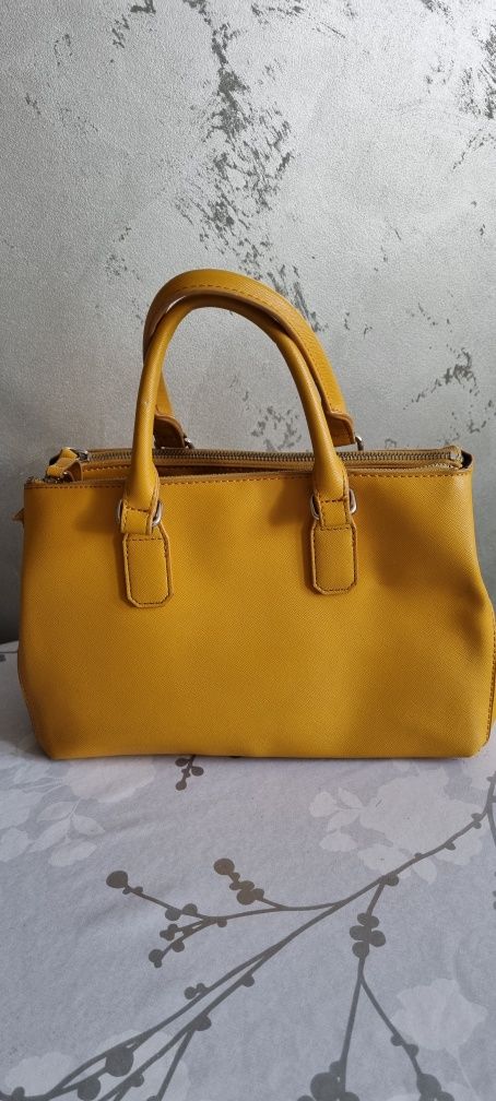 Жълта дамска чанта