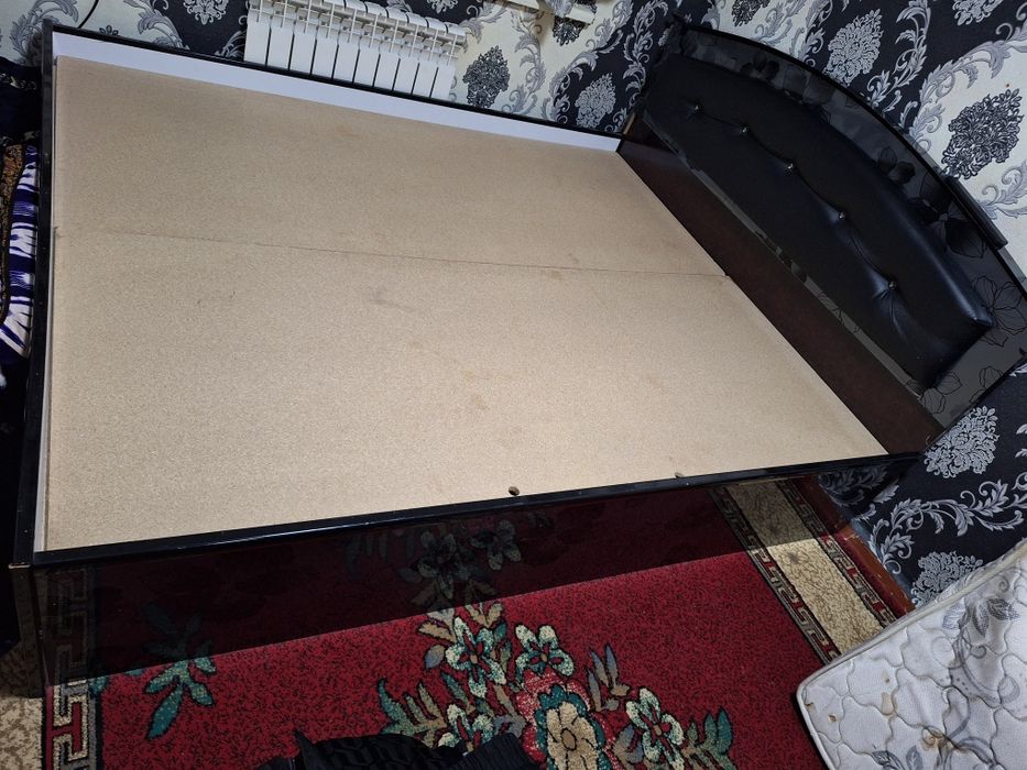 Двуспальная кровать