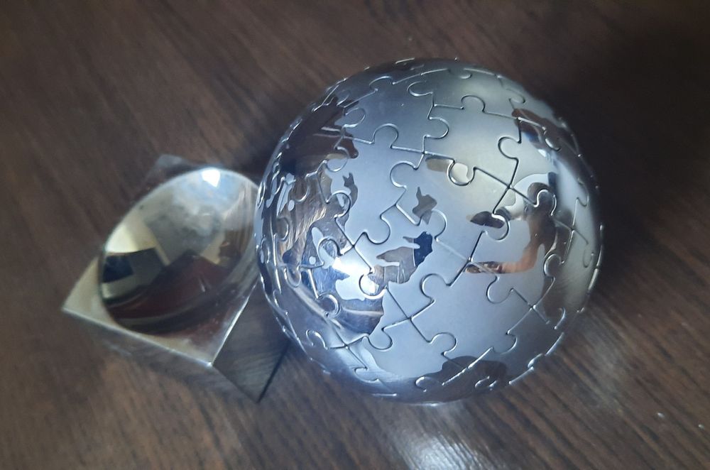 Puzzle glob pamantesc pentru birou