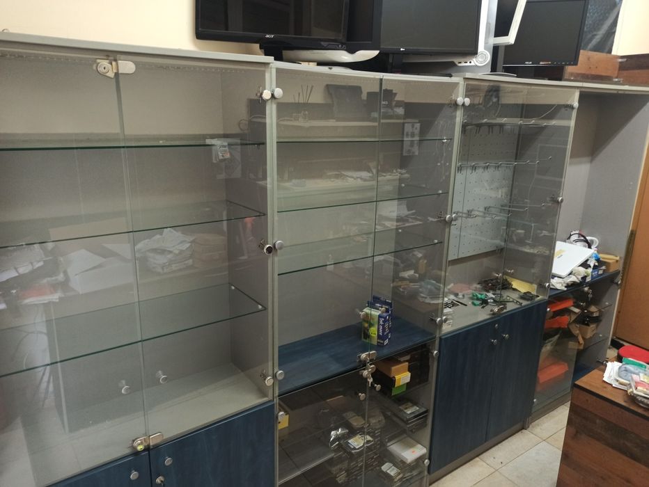 Продавам стъклени витрини