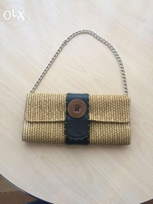 Vând geanta de culoare muștar noua