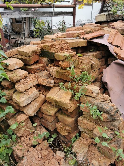 Подарявам тухли.