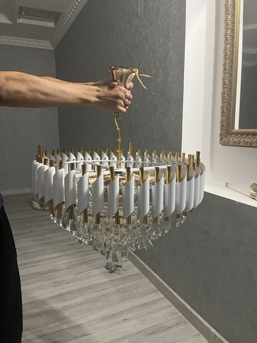 Продам люстру E14 8 шт Лампочек