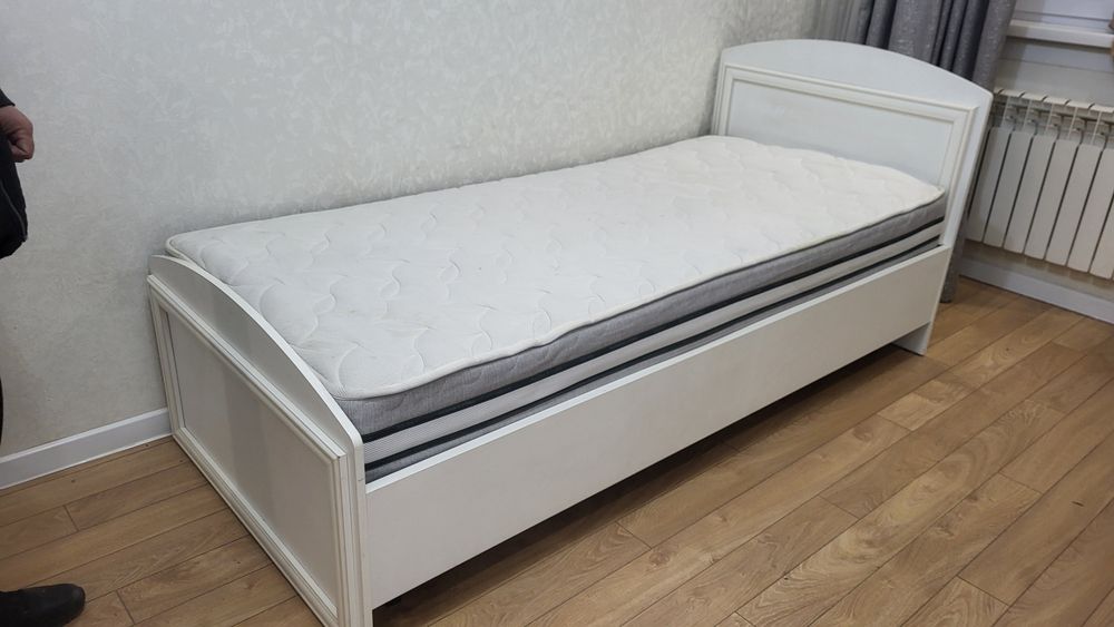 Белая кровать с матрасом