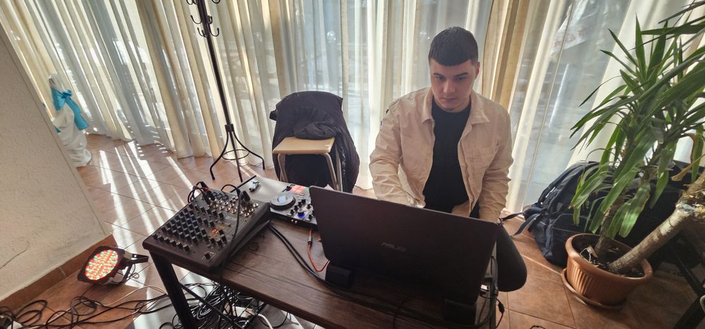 DJ Fly - muzica si Solist vocal si muzica mecanica  ptr  petreceri