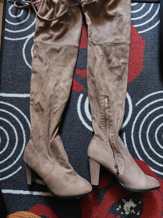 Cizme peste genunchi cu toc și șiret la spate