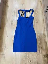 Синя рокля с красив гръб