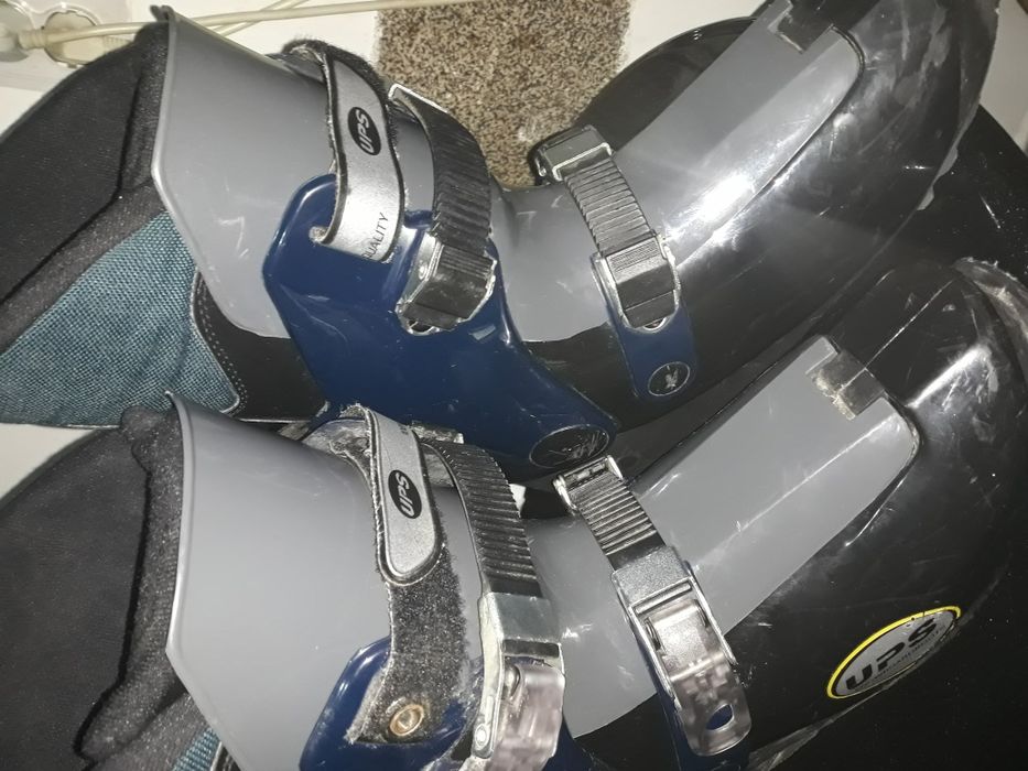 Clăpari, schiuri, ochelari, bețe, cască ski