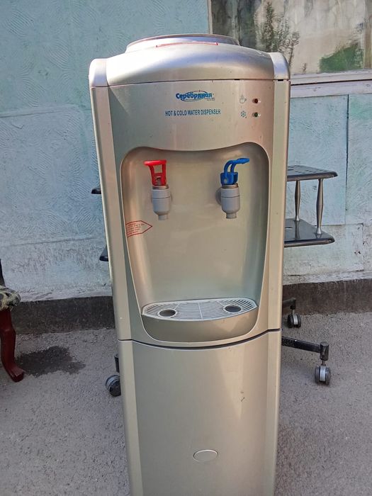 Продам диспенсер для воды.