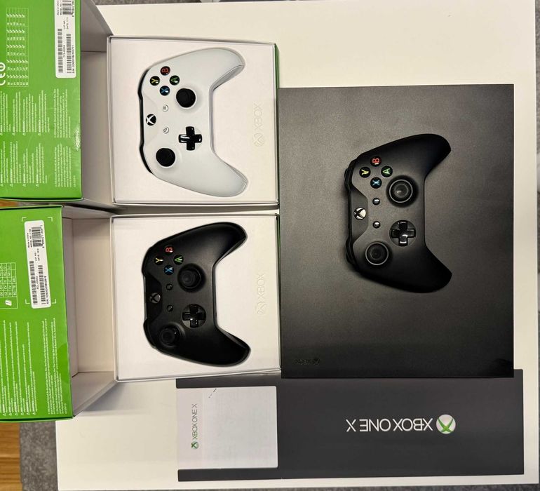 Xbox One X 1TB - stare impecabila + 2 controllere