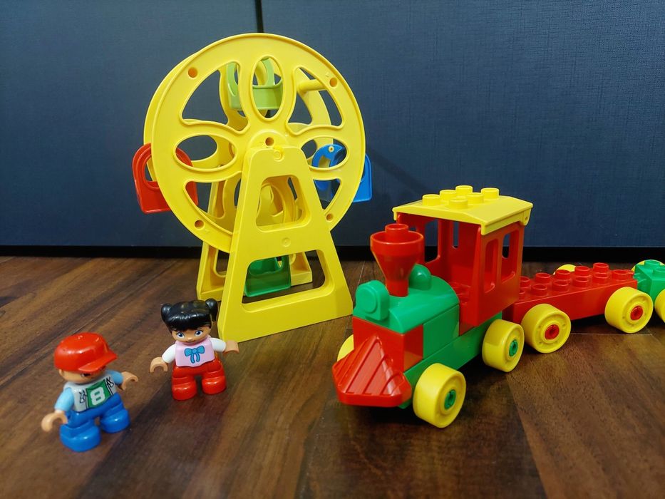 Set trenuleț Lego Duplo cu 2 copii + roată și elicopter