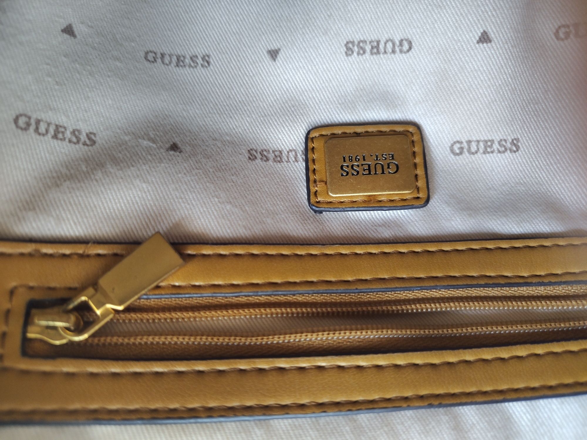Раница на марката Guess