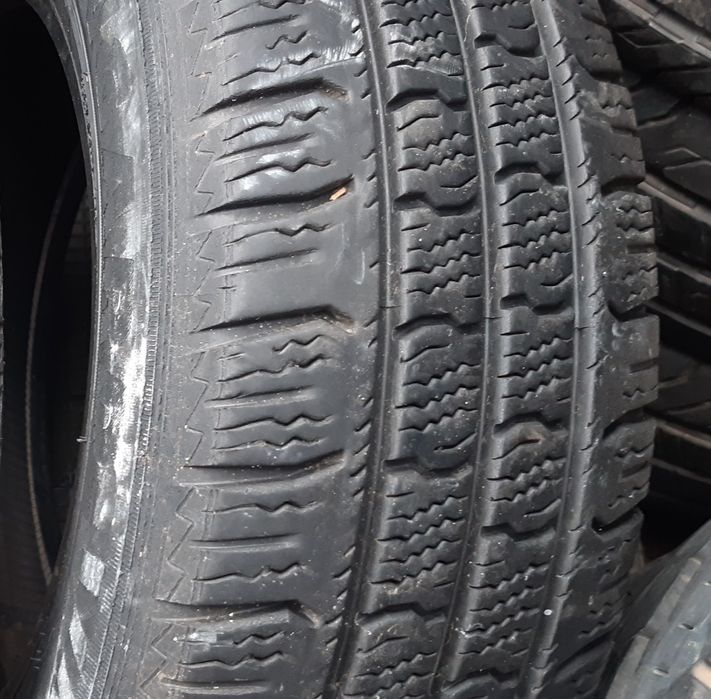 Una anvelopă 235/65r16c iarnă preț 200 lei bucata