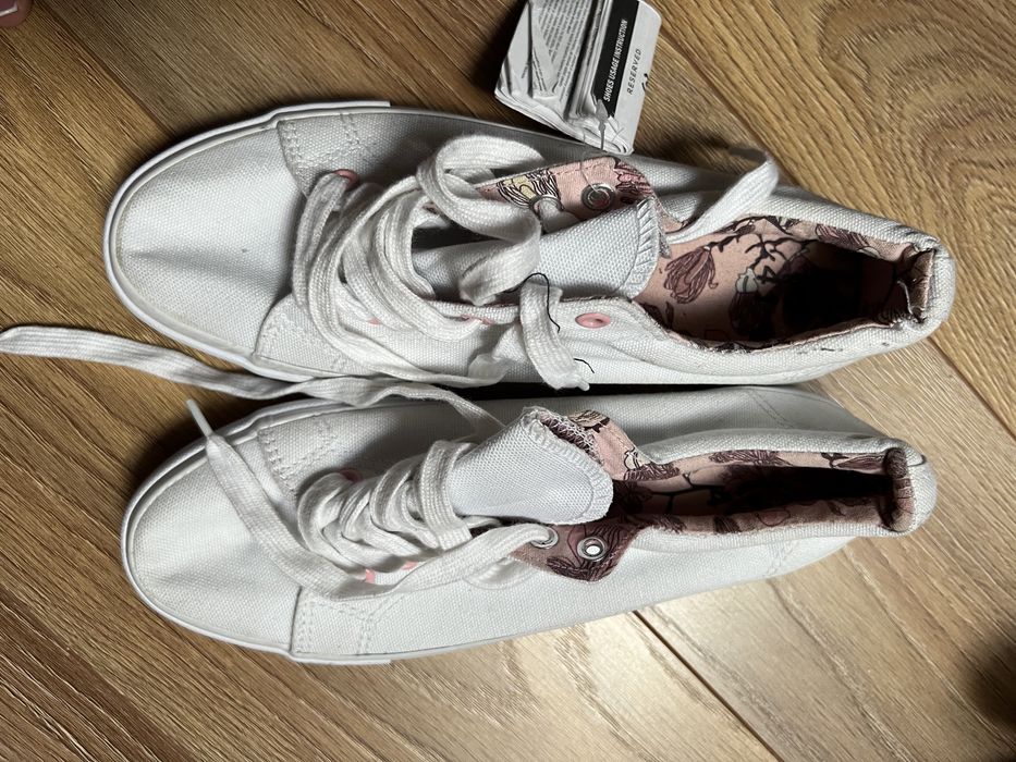 Tenisi, sandale, pantofi