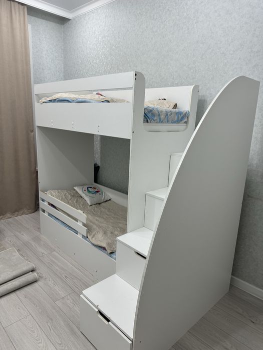 Продам 2 х ярусную кровать с матрасами