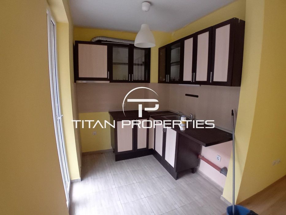 Необзаведен двустаен апартамент в Центъра