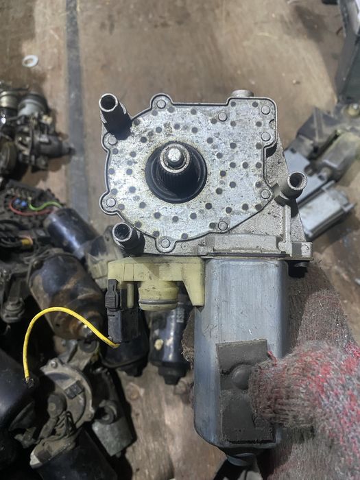 Мерседес 140 моторчик на стеклоподьемник