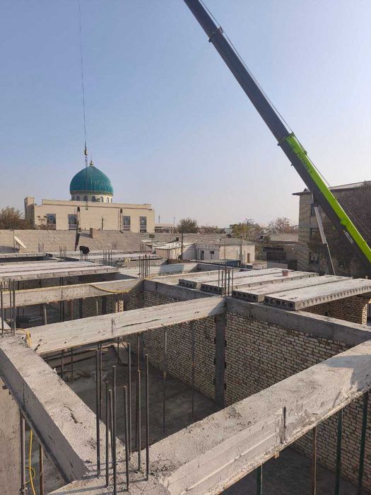 Продаются квартиры и магазины в центре Кагана вдоль дороги.