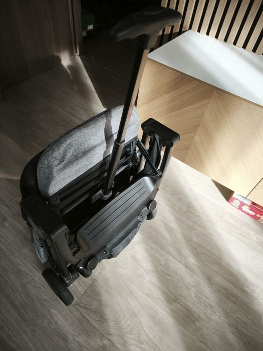 Cărucior tip troler