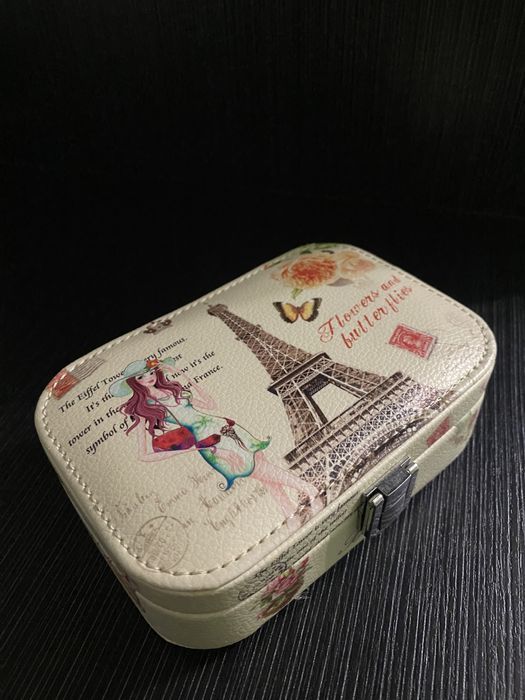 Кутия за бижута с огледало