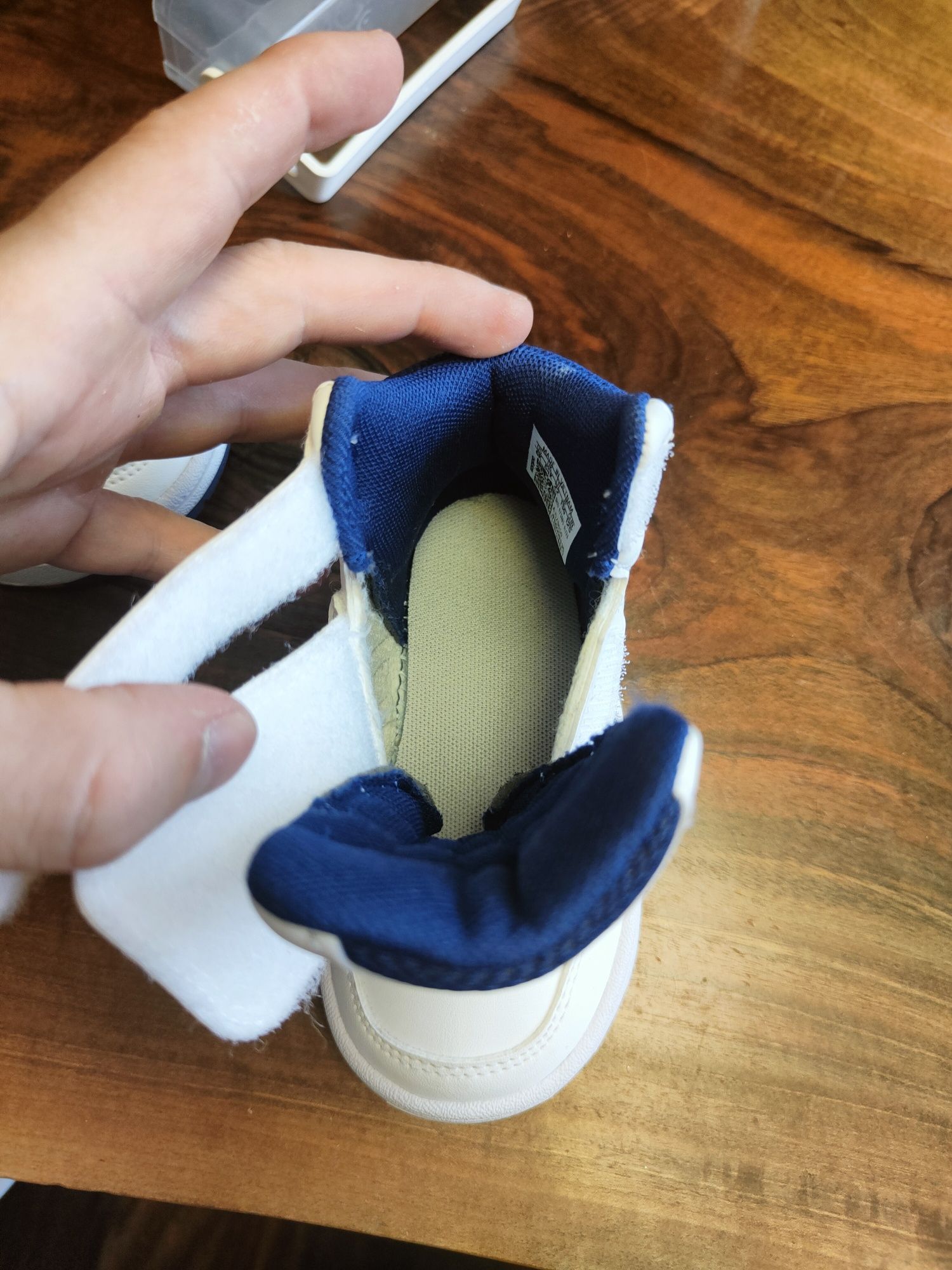 Бебешки високи кожени обувки маратонки Adidas размер 22, UK 5.5, 130 с