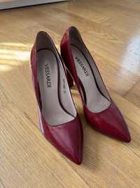 Лачени червени обувки на ток
