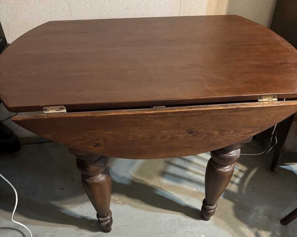 Деревянный стол с откидными краями после рестоврации