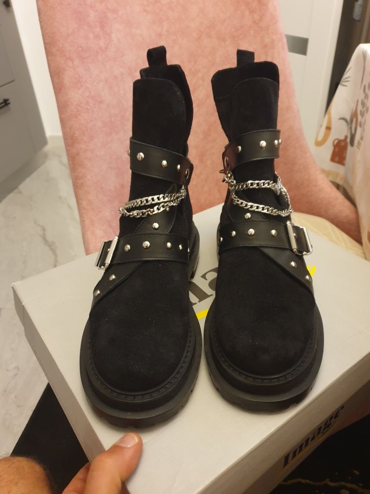 Ghete din piele,marca Carinii