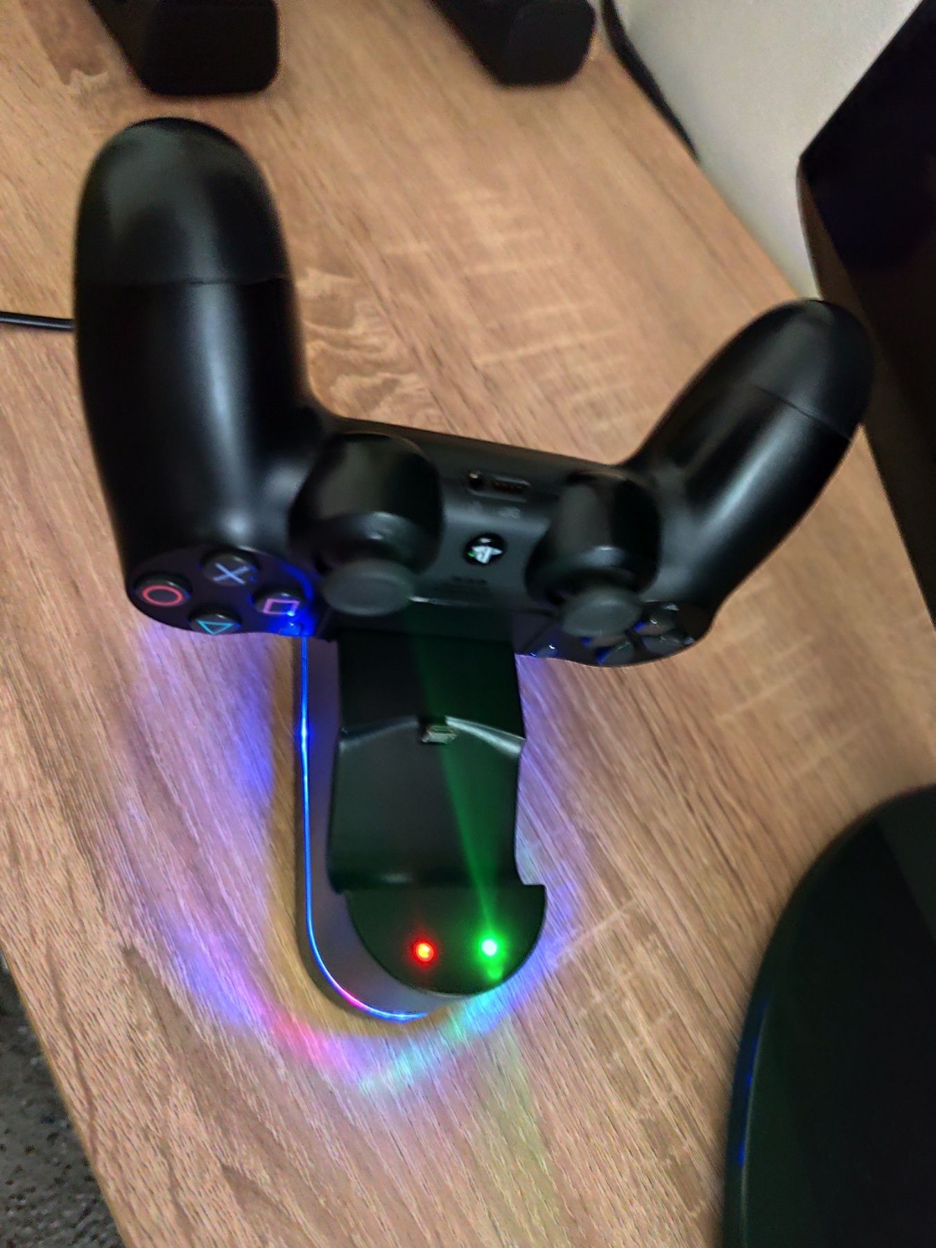 Докинг станция за зареждане на 2 PS4 контролера