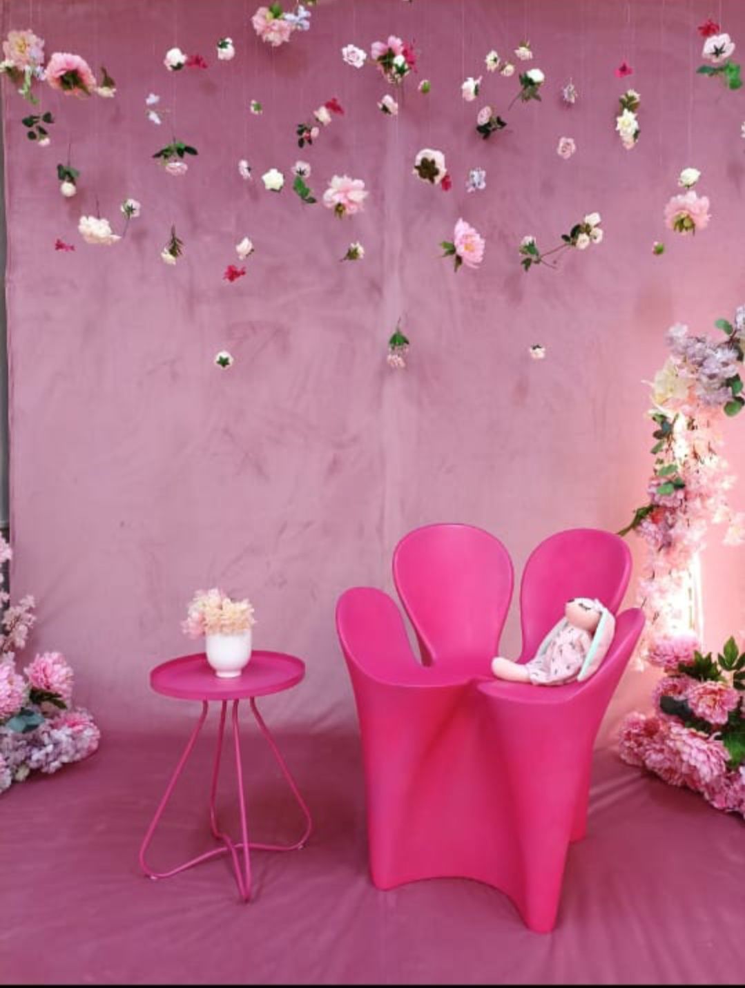Продам  розовый стульчик и столик,
