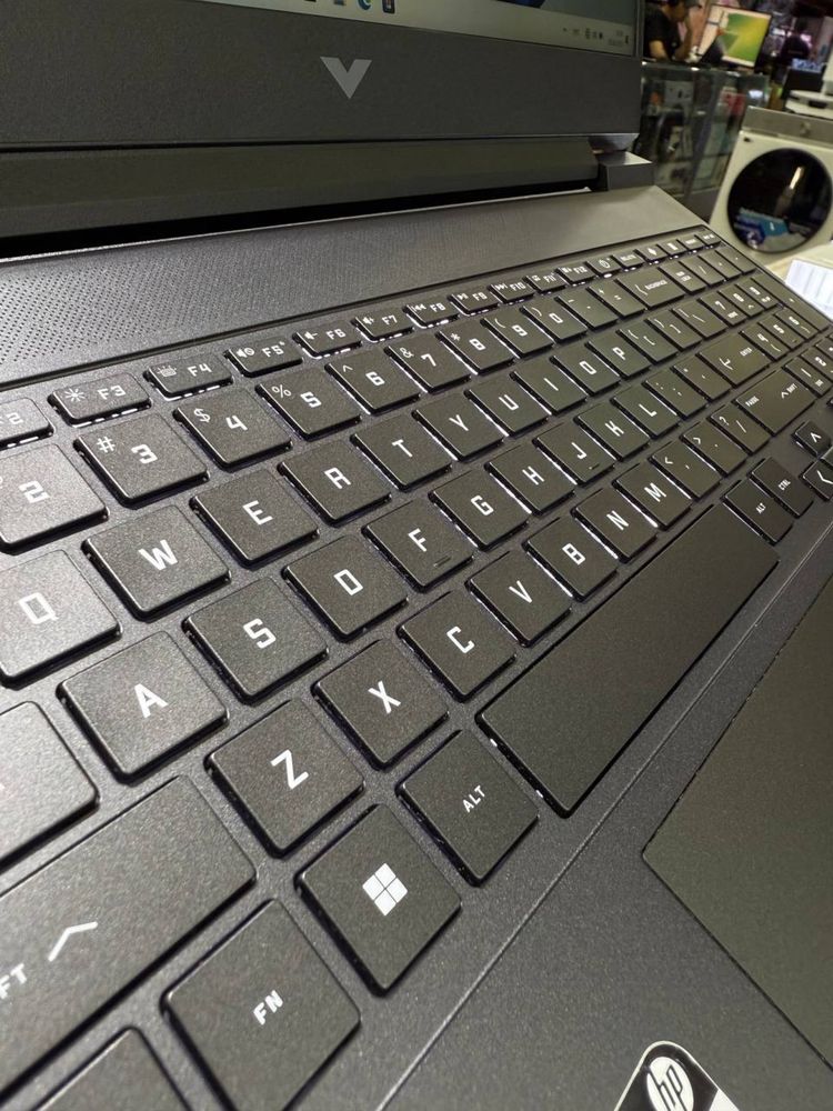 Hp victus 1013 R5-7535HS/8/512/2050