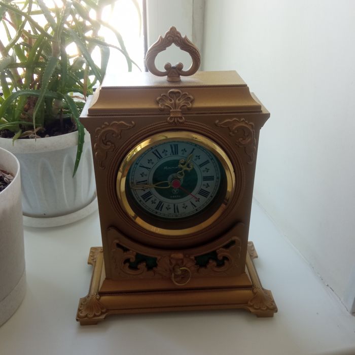 Продам часы кварцевый  раритетные Янтарь