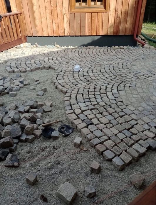 Vând piatră cubică de pavaj istoric și montez