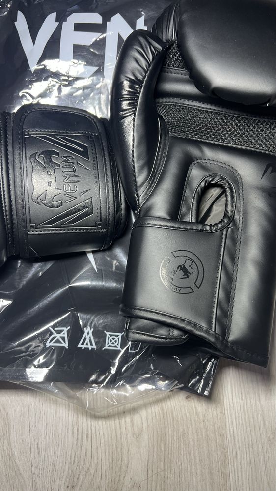 Venum 14oz боксови ръкавици чисто нови