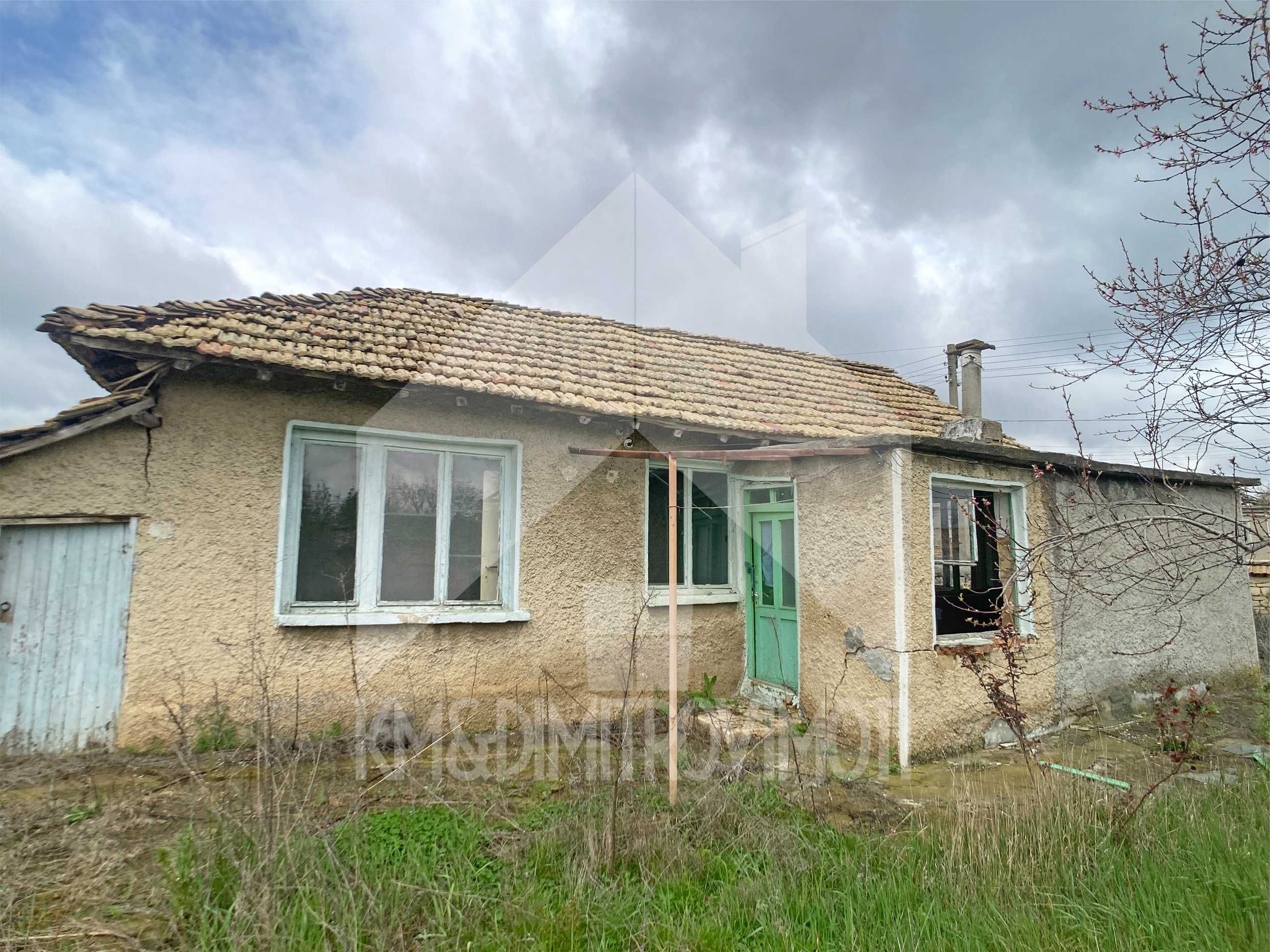 ПРОДАВА тухлена къща с равен 1,2 ДКА ДВОР в с. Мировци (обл. Шумен)