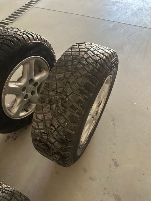 Зимни гуми с джанти 215/65/R16 от Тойота Рав4 (Toyota RAV4)