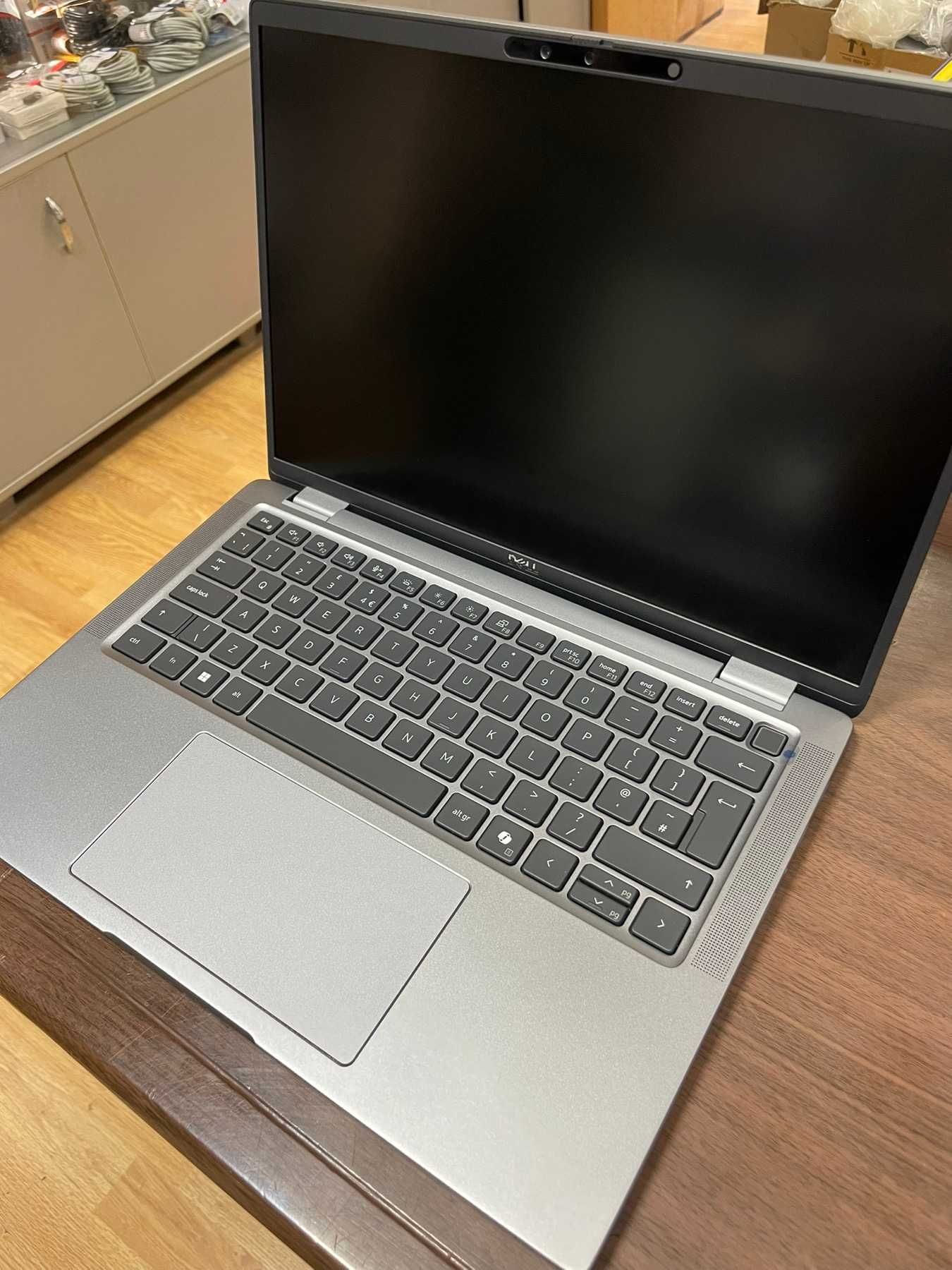 Ултра Бърз Лаптоп Dell Latitude 7450, 14'' Ultra 5, 16GB/256, WIN, сив