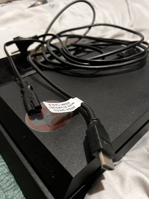 Vand PS4 în stare bună, recondiționat recent