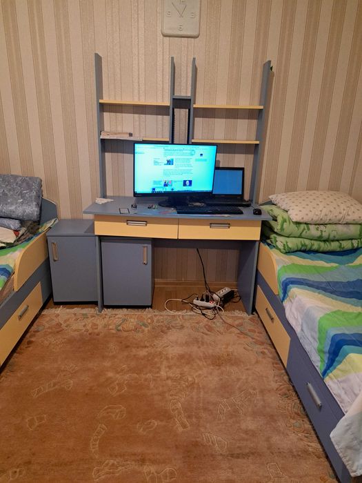 2 paturi 90x200, 2 noptiere, masa birou