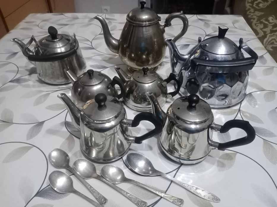 Чайники мельхиоровые и один нержавка