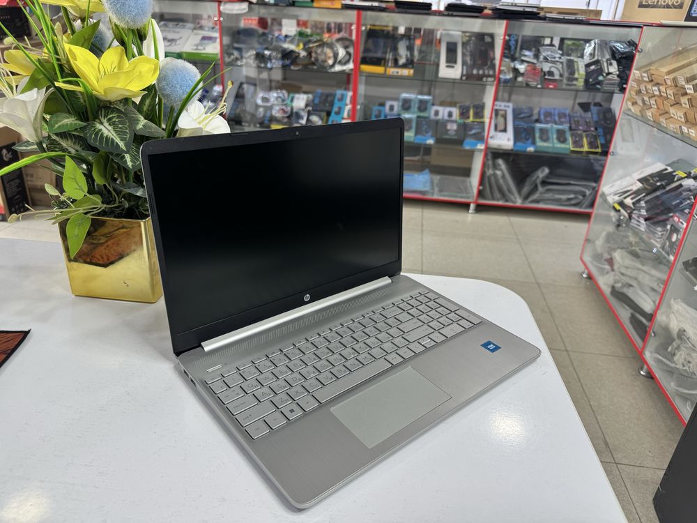 2 kun ishlatilgan hp 4 patoklik 256 gb ssd nvme ishlashi tez, yangidek