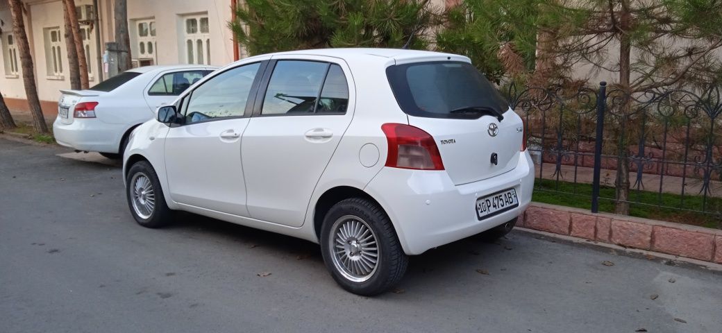 Срочно Продам Toyota Yaris 1.3 -2nz