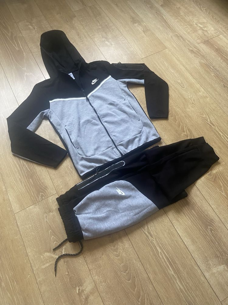 Trening Nike marimea S,M,L,XL,XXL