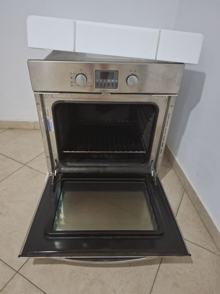 Продавам фурна за вграждане и трапезна маса