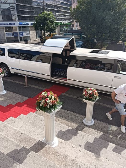 Vand limuzine Infiniti QX56 și Chrysler C300