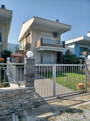 Продава къща с площ 100 м2 и дворно място 180 м2 в Ставрос, Гърция